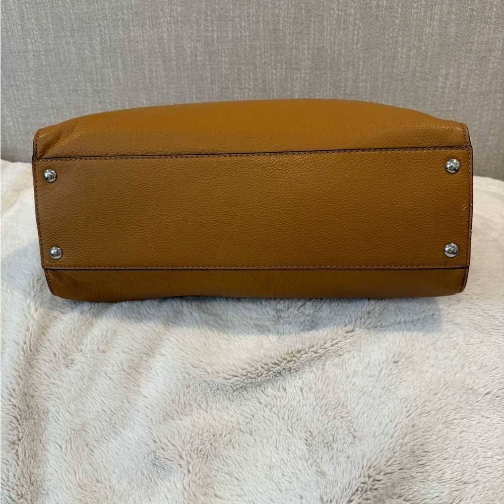 Michael Kors Hamilton Leather Satchel – Classic Elegance Meets Everyday Function - Picture 5 of 10